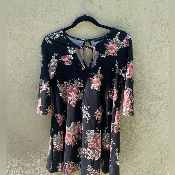 Short Black dress with flower pattern.Fits more like a small.Flowy bottom - Picture 3 of 5
